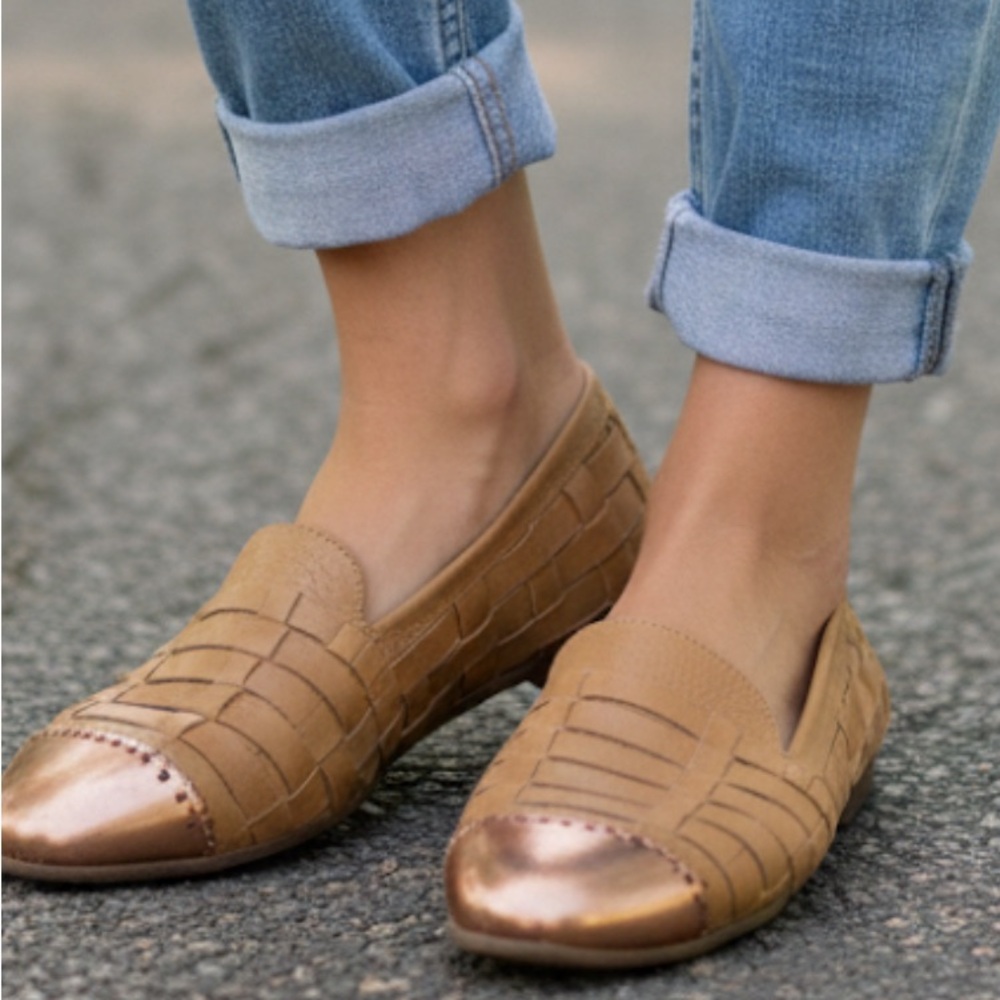 Dolce Vita Leather Tan Loafer with Bronze tip size 8M - Picture 1 of 16